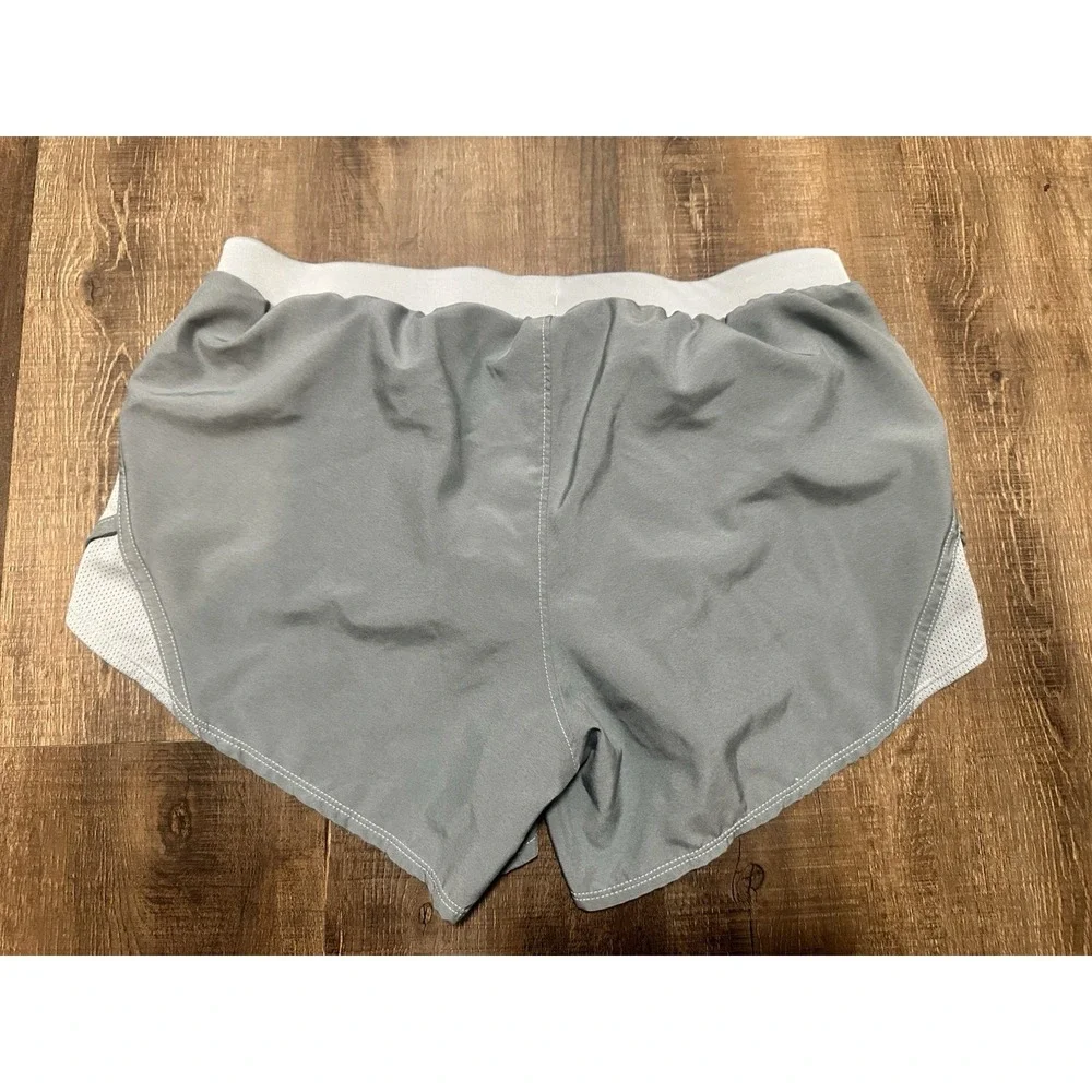 Under Armour‎ Women's Gray And White Shorts Medium